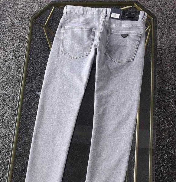 Jeans da uomo firmati Designer classico Marchio di moda uomo pantaloni in denim hip-hop Cerniera di alta qualità Tessuto ad alto lavaggio morbido elastico Pantaloni con ricamo emblema lettera 8