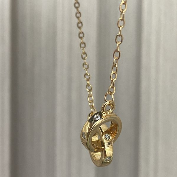 Золотое шампанское с тремя бриллиантами, переплетенное ожерелье для пары, светлое роскошное нишевое дизайнерское кольцо Мебиуса, цепочка на ключицу