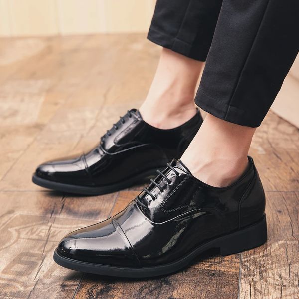 Heiße schwarze Luxus-Lacklederschuhe Herren-Business-Schuhe Abendessen-Kleid-Schuhe Hochzeit Schnür-Mode-Brogue-Schuhe KOSTENLOSER VERSAND