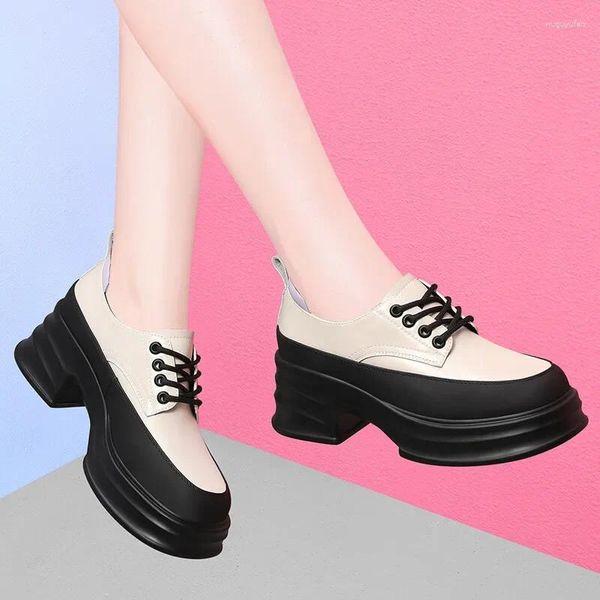 Модельные туфли. Туфли-лодочки из натуральной кожи на танкетке со шнуровкой. Женские туфли-лодочки на толстом каблуке с круглым носком, современные повседневные туфли на высоком каблуке.