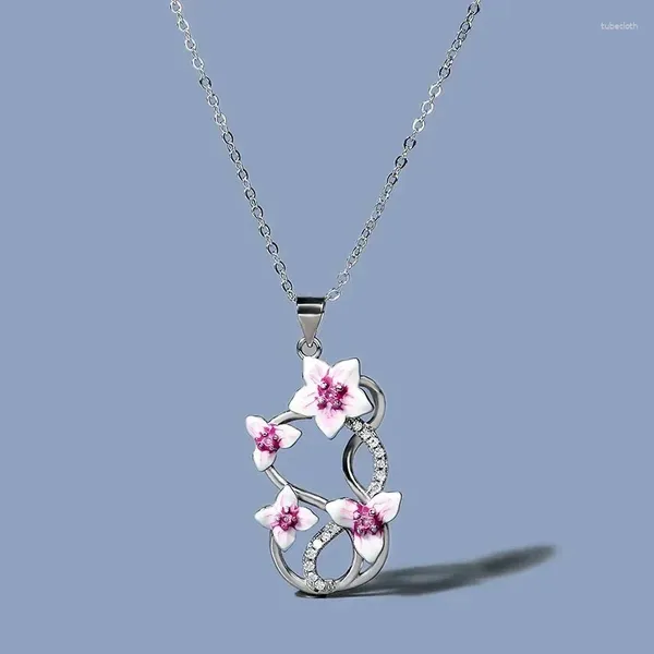 Collane con ciondolo Collana estetica da donna con design a fiori rosa Squisito accessorio femminile per gioielli smaltati fatti a mano per la festa di nozze