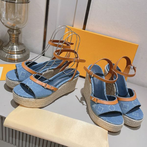 Helio Wedge Sandal 1ACIZP sandálias de grife sandálias femininas sandálias plataforma Sandálias jeans azul sola de corda modelo relaxado tem sola de cunha confortável Sandália retrô 35 42