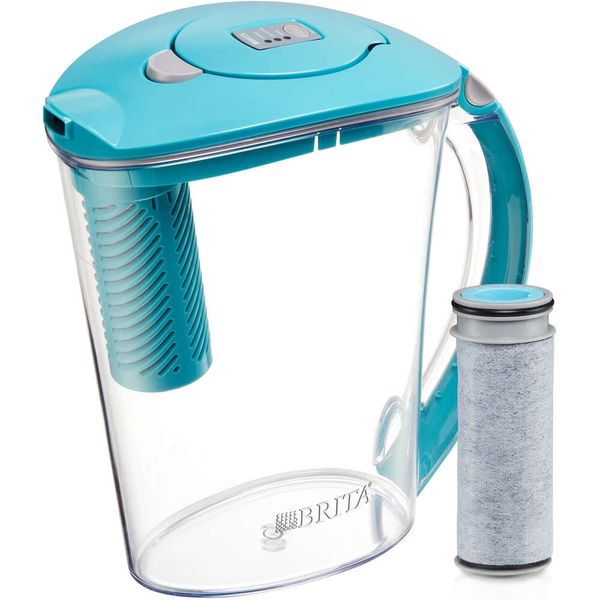 Brita Large 10 Cup Blue Stream enquanto você despeja o jarro de filtro de água de plástico