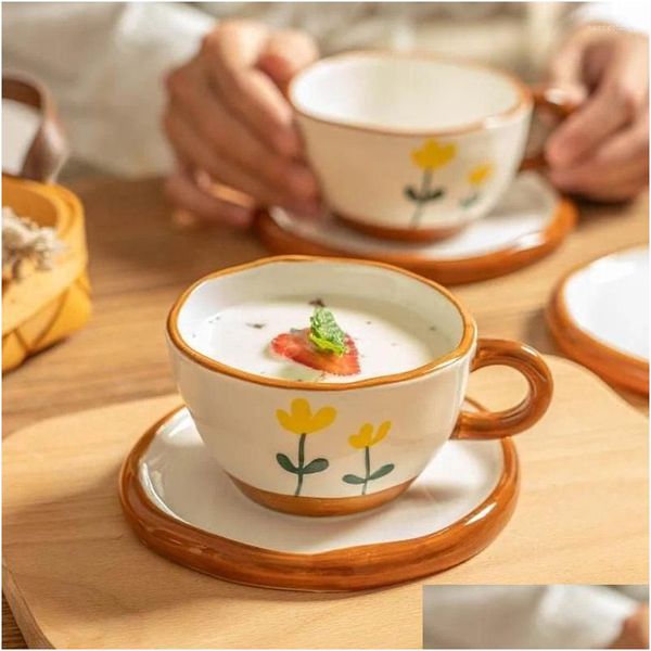 Tazze Piattini Dipinti a mano Simpatico crisantemo di montagna Tazza in ceramica sicura Colazione Latte Tè pomeridiano Tazza da caffè Piattino Set Acqua domestica D Dhqt9