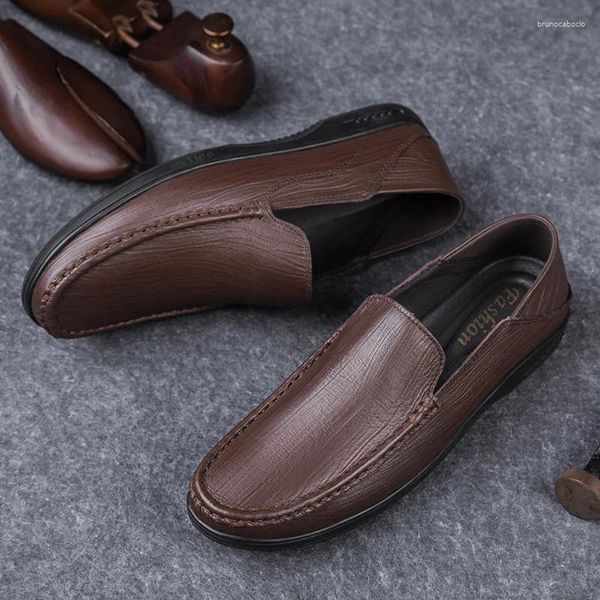 Sapatos casuais de couro genuíno dos homens outono inverno plana andando mocassins preto marrom homem luxo deslizamento no barco sapato negócios