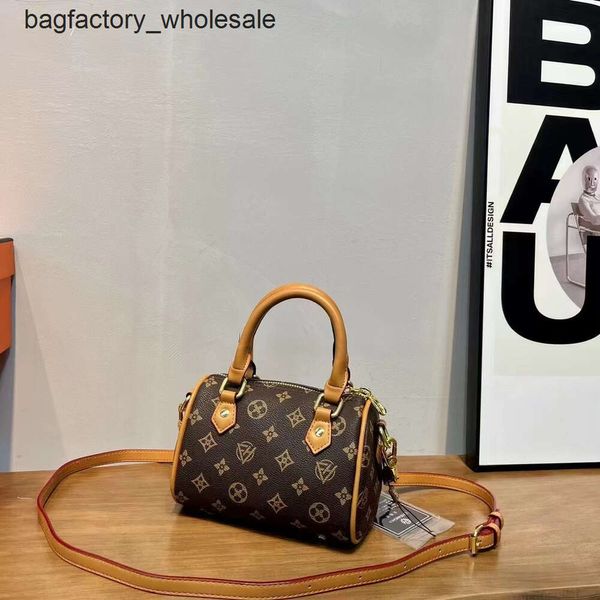 Модные дизайнерские сумки хорошо продаются. Новая сумка-подушка Fanghuas, популярная в Интернете в этом году. Мини-сумка через плечо со звездой в том же стиле, старая цветочная сумка.