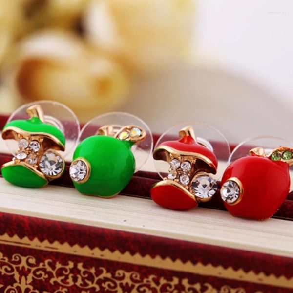 Orecchini a bottone Kissme Simpatiche mele smaltate rosse verdi per le donne Commercio all'ingrosso di gioielli di moda con frutta asimmetrica in cristallo delicato