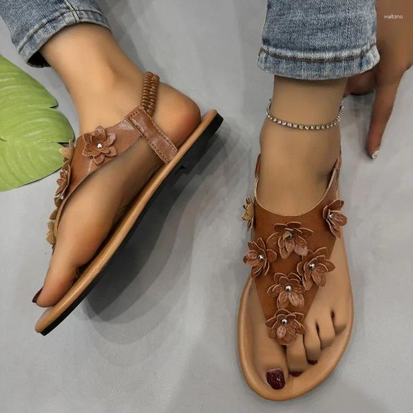 Sandálias 2024 senhoras sapatos flip flops moda feminina casual mulheres rebite apliques elástico plano com