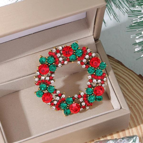 Broschen Exquisite luxuriöse Weihnachtsbrosche glitzernde Kristallrhinestone-Baum-Kranz-Krücke-Damen-Jahr-Party-Geschenk