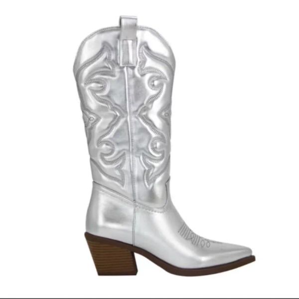 Boots 2023 Новые ковбойские западные ботинки для женщин блестящие металлические женские вышивающие вышивающие колена высокая шпилька заостренные носки розовые туфли для девочек ботинки