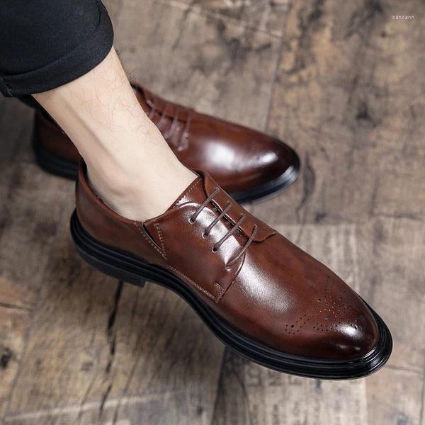 Sapatos casuais masculinos moda homem maduro couro macio rendas até vestido de negócios de casamento brogue apontado toe flats