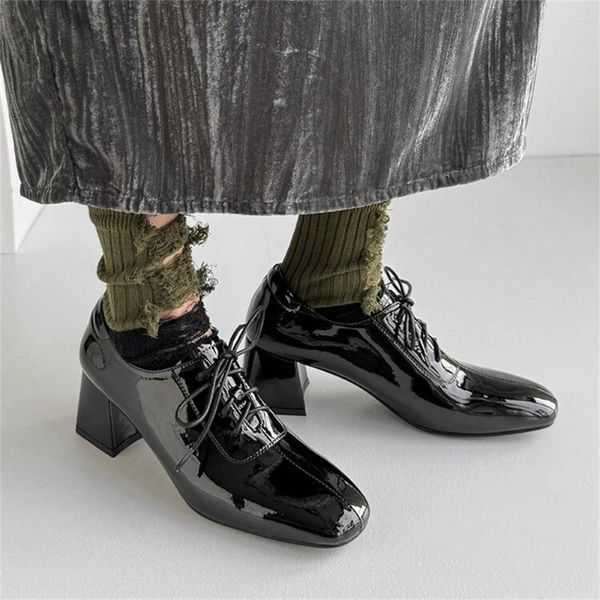 Elbise Ayakkabı Patent Deri Kadınlar Kare Toe High Topuklar Çapraz Bağlı Tasarım Kısa Stil Zapatillas de Mujer Tacon Bajito Elegante Marka