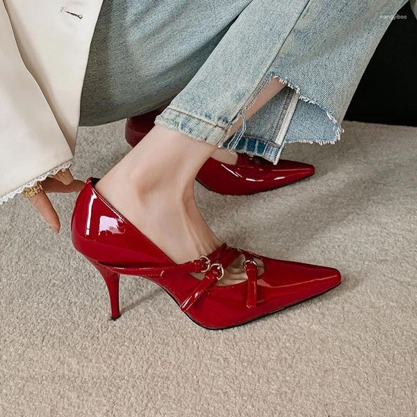 Scarpe eleganti Pelle verniciata di mucca rossa Tacchi alti Cintura a punta Fibbia Décolleté Donna Stiletto Pendolari Zapato De Tacon Chaussure Femme