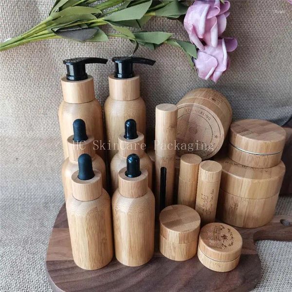 Bottiglie di stoccaggio 100 pezzi 120 ml Bottiglia interna in plastica ricoperta di bambù con pompa bianca nera per contenitore cosmetico per shampoo per lozione