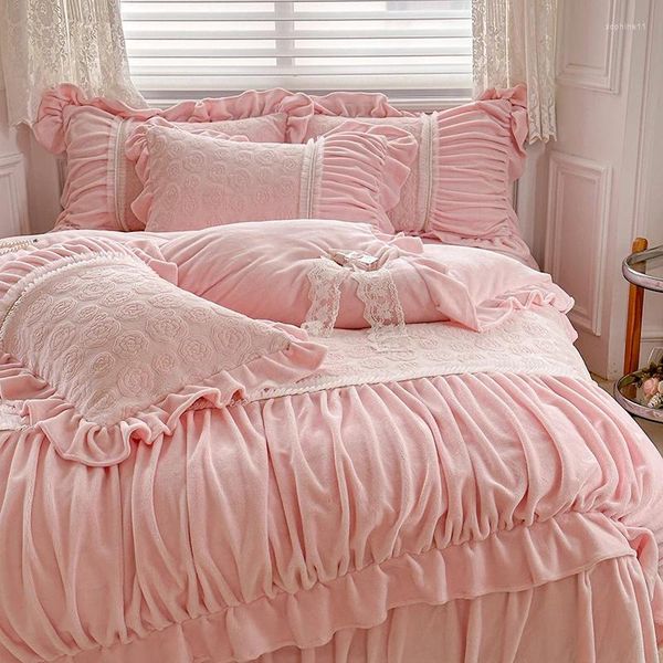 Set di biancheria da letto Rosa Inverno Rosa Intagliato Velluto Piega Increspature Patchwork Set Principessa Corallo Lenzuolo Copripiumino Federe