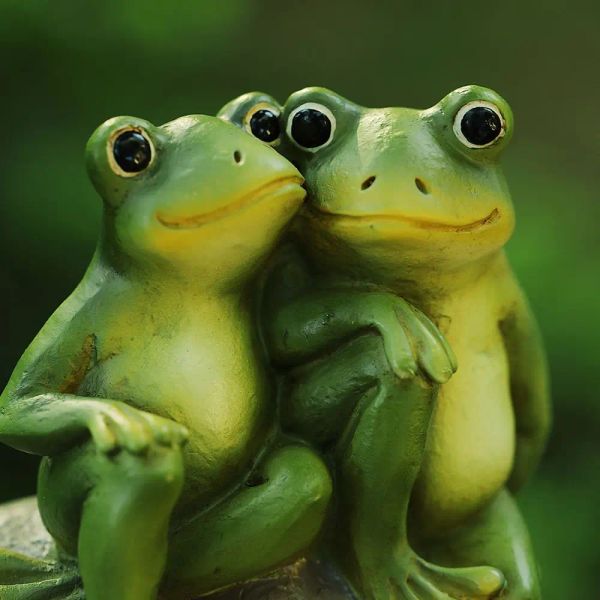 Skulpturen, lebensechte Tierfigur, Gartendekoration, Rasenzubehör, romantische Harzliebhaber-Frosch-Dekoration, Frösche-Paar-Statuen