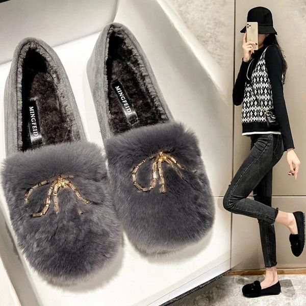 Sıradan ayakkabılar artı boyutu 40/42 Şık Metal Yay Knot Kürk Mokasinleri Femme Sıcak Peluş Daireler Toe Toe Furry Loafers Kış Pamuk Kadınlar 2024