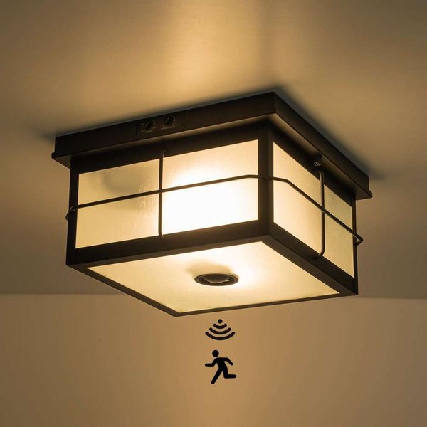Luz com sensor de movimento OUPAVOCS, sensor ajustável embutido, Dusk to Dawn, luminária preta para exterior com 2 luzes, montagem no teto com vidro fosco para varanda