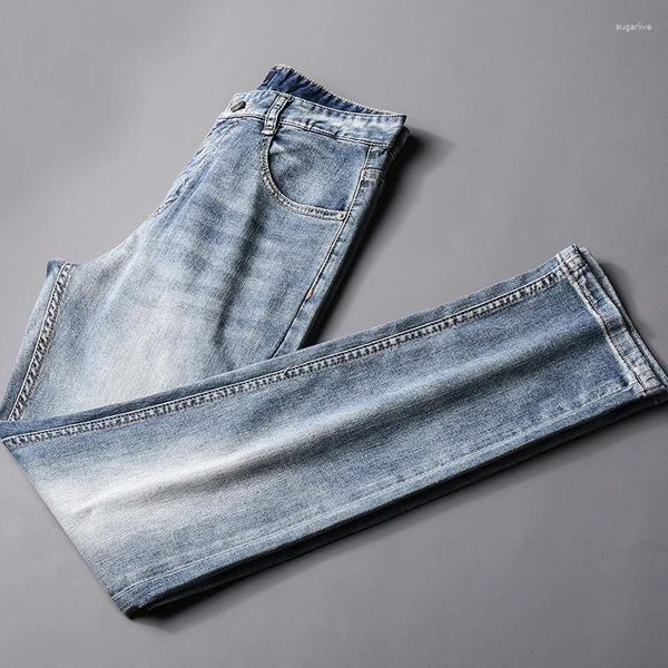 Jeans da uomo L'ultima collezione per l'estate 2024, comodo tessuto di cotone elasticizzato, tendenza della moda nei pantaloni in denim