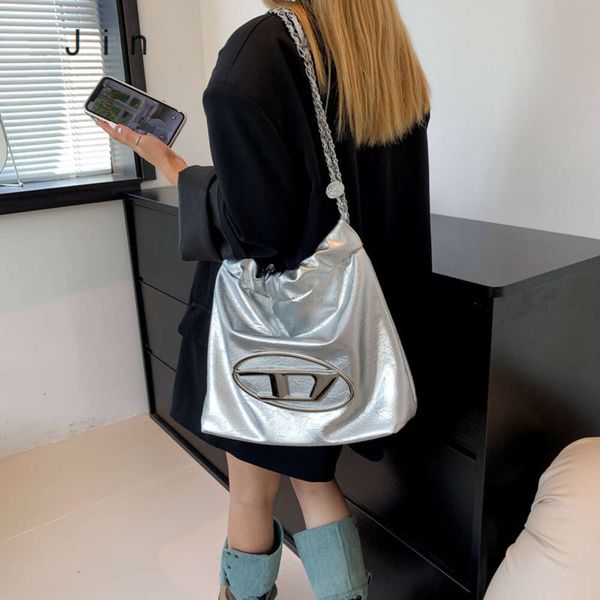 Bolsa nova qualidade de contador King Explosion Bag Sier Underarm Womens Haute Couture Millennium Spicy Girl Style Jingle Trendy Bolsa Medieval Bolsa de Ombro