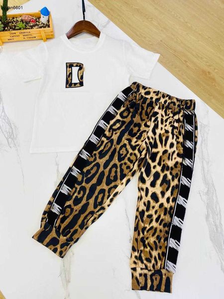 Abbigliamento per bambini popolare tute per bambini Taglia 90-150 CM Set estivo in due pezzi T-shirt con logo ricamato e pantaloni con stampa leopardata 24Mar