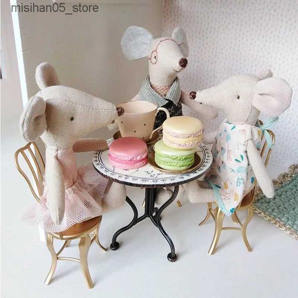 Bonecas de pelúcia artesanais algodão linho mouse mini palhaço de circo coelho roupas brinquedos confortáveis ​​presentes para crianças acessórios de móveis de casa de boneca Q240322