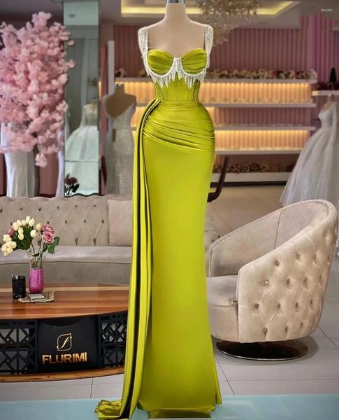 Abiti da festa Verde brillante Abito da ballo Senza maniche Scollo a cuore Paillettes scintillanti Applicazioni Nappa in raso Sweep Lunghezza Plus Size Sera personalizzato