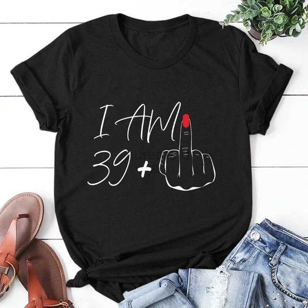 Camiseta feminina eu sou um 39 + dedo médio camiseta feminina festa de aniversário de 40 anos 240323