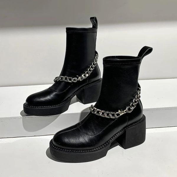 Botas mulheres botas 2022 Novo salto grosso de fundo grosso botas curtas Corrente preta Tubo curto Knight Boots Botas únicas femininas Legal