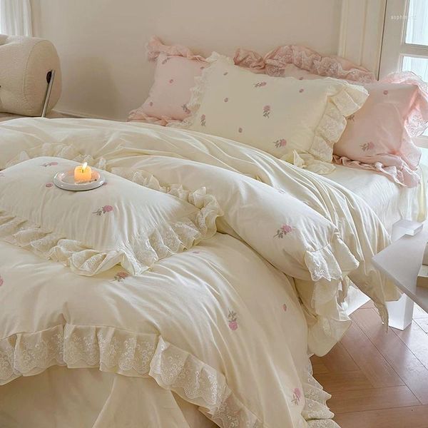 Set di biancheria da letto Set di cotone lavato beige super morbido Copripiumino di lusso con fiori di rosa ricamati in pizzo Lenzuola Federe per materassi