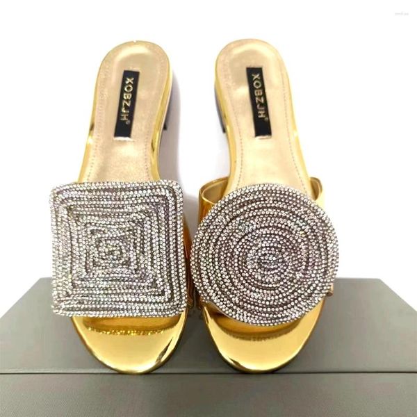 Chinelos 2024 Designer de verão Mulheres Crystal Circle e Square Open Toe Shoes