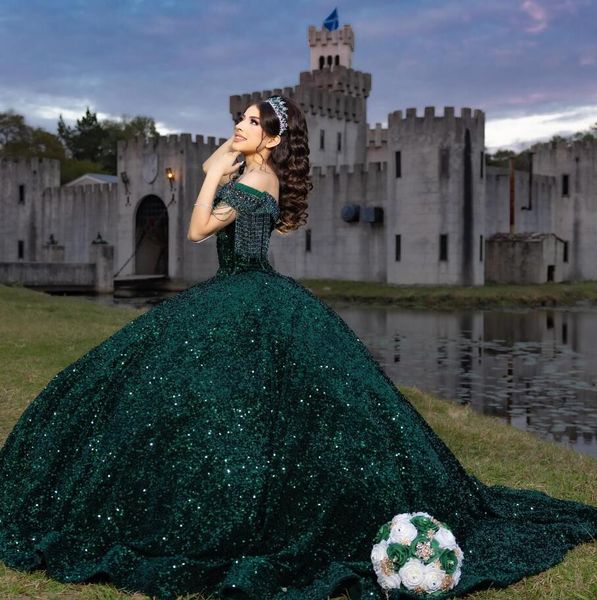 Verde smeraldo scintillante principessa abiti stile quinceanera 2024 spalle scoperte cristallo di lusso nappa abiti da 15 anos corsetto di ballo