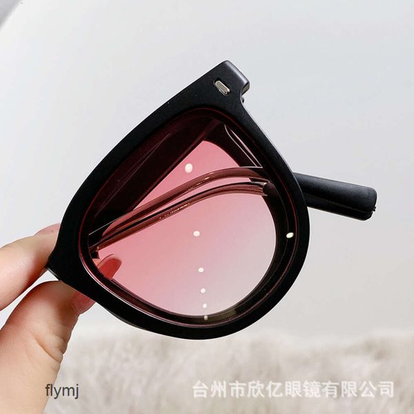 2 Stück Mode-Luxus-Designer New Style Coke dritte Generation klappbare Metallspiegelbeine ultraleichte Sonnenbrille Tiktok mit UV-Schutz für Damen