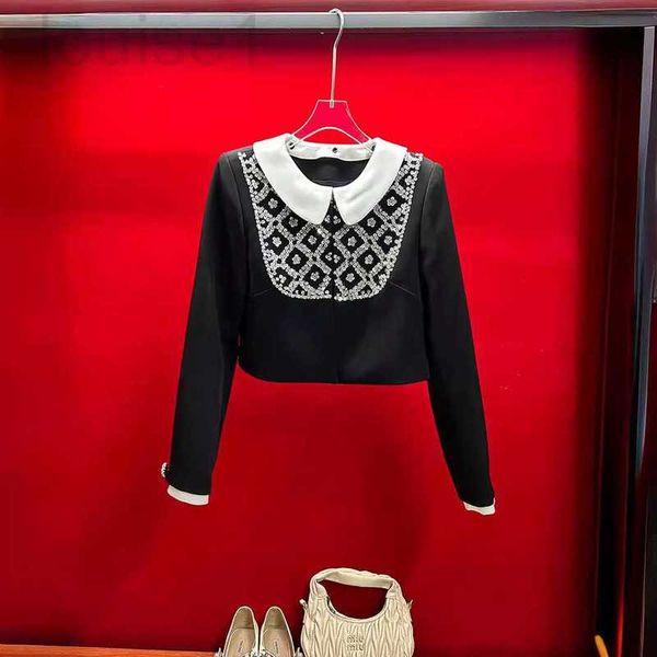 Женские костюмы Пиджаки Дизайнерский бренд Черный короткий пиджак с ромбовидными заклепками Кардиган из бисера + юбка с высокой талией miu Модный комплект 3ZA8