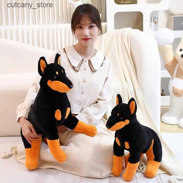 Animais de pelúcia de pelúcia Doberman Pinscher Lifelike filhote de cachorro brinquedo de pelúcia de cócoras boneca de cachorro preto plushie peluche animal de pelúcia presente de natal l240322