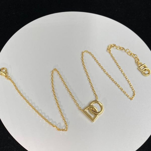 Collane con ciondolo con lettera di gioielli di design classico. Collana girocollo con catena in argento dorato alla moda per regali per gli amanti delle donne