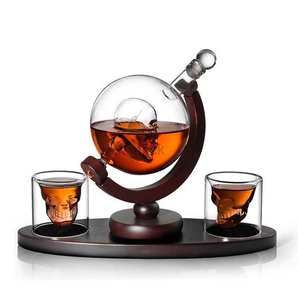 Ferramentas de bar Creative Skull Glass Whisky Decanter Set 80ml Skull Mug e 850ml Skull Vodka Globe Decanter com rack de madeira Home Bar Kit Gift 240322