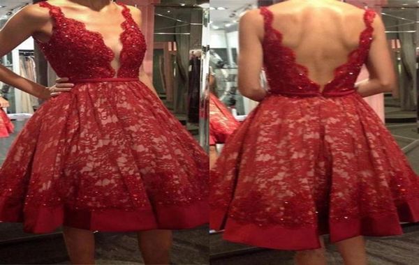 Elegante 2018 rendas vestidos de cocktail vermelho recortado decote em v inchado uma linha na altura do joelho brilhante contas espalhadas vestidos de baile 1694910