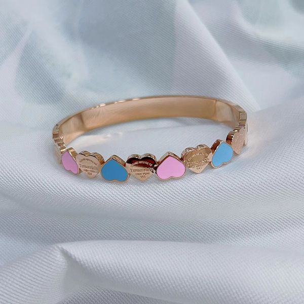 Bracciale in acciaio al titanio di marca alla moda di alta qualità Bracciale in oro 18 carati e argento rosa argento a forma di cuore adatto per riunioni di amici, regali di coppia alla moda