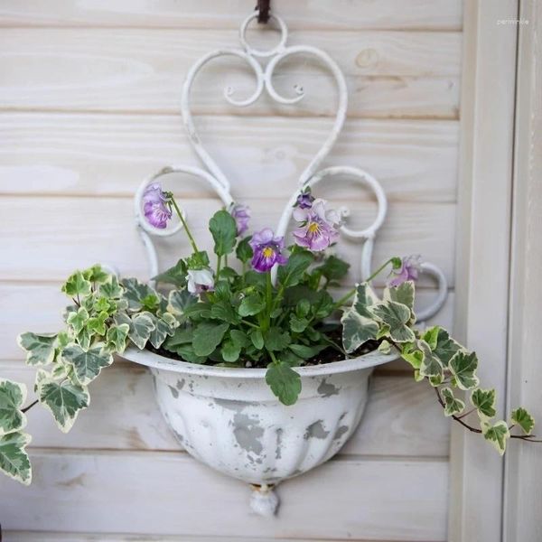 Vasi Vaso da fiori a parete in ferro stile retrò, forma semicircolare bianca, metope, decora il vaso pendente da giardino nel cortile della villa