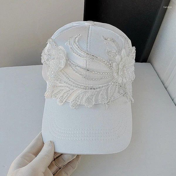 Cappellini con sfera 202403-shi Ins Primavera in rilievo Fiore di pizzo Stile designer Bianco Raso Lustro Luce Lady Cappello da baseball Donna Tempo libero Visiere Cap