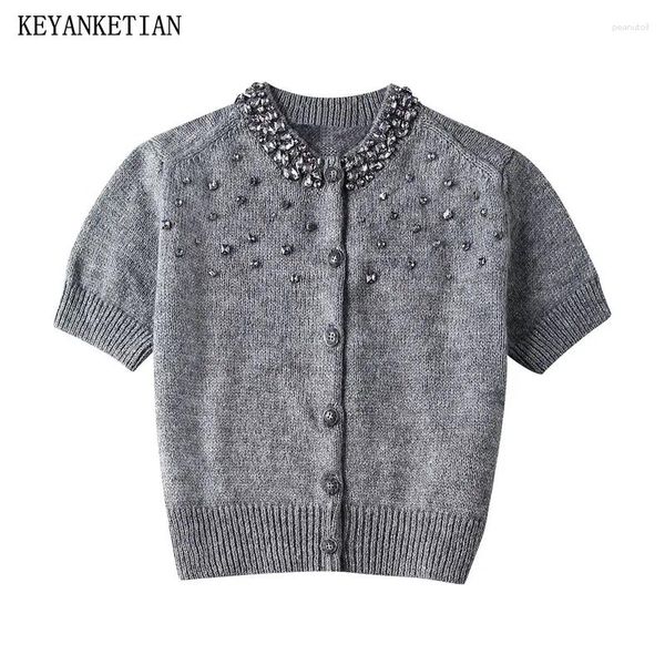 Maglieria da donna KEYANKETIAN Lancio di lusso con borchie Decorazioni di perline O-Collo Top lavorato a maglia Abbottonatura Maglione a maniche corte grigio scuro