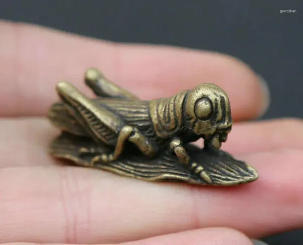 Estatuetas decorativas pequena curiosidade chinesa bronze lnsect animal estátua de cigarra dourada
