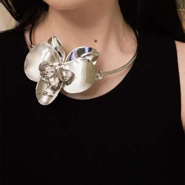 Colar de orquídea tridimensional de metal exagerado para colar feminino, gargantilha de flor de nicho, alça de pescoço, acessório personalizado