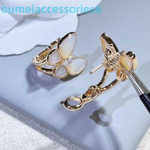 2024 Marca de designer de joias Vanl Cleefl Arpelsstud Brincos Clip Branco Fritillaria Doce Simples e Magnífico Estilo Feminino Pregos Banhados 18k Rosa Ouro Fivelas de Orelha