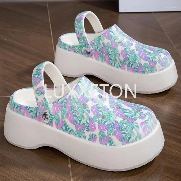 Sapatos de vestido 2024 Buraco de desenhos animados com uma sensação de pisar em fezes Mulheres usam antiderrapante sandálias de praia de sola macia para passeios de verão