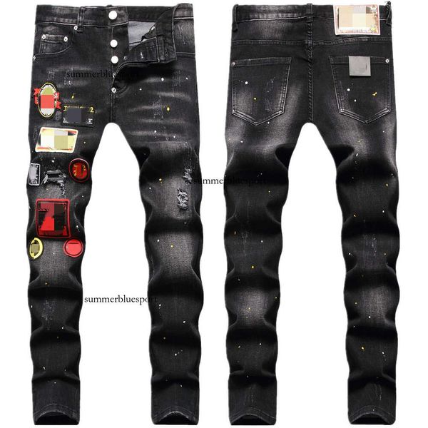 Moda moderna com vários furos e emblemas bordados com tinta preta, jeans elásticos slim fit para homens