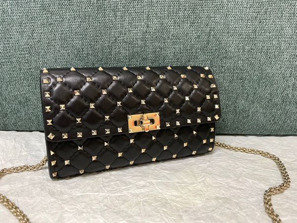 Designer-Taschen NAPPA-LEDER CROSSBODY CLUTCH BAG V-Nietenleder Envelop Handtasche Mode Damen Geldbörse Luxusmarke mit Box