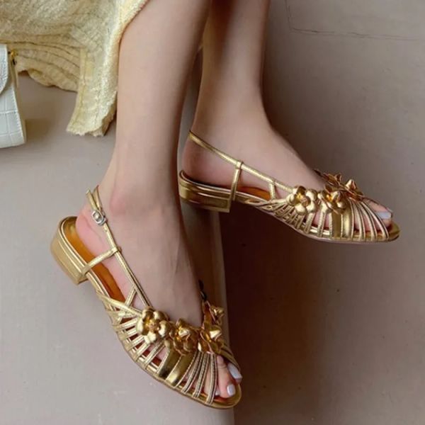 Sandali decorazioni floreali dorate donne sandali piatti gladiatore svuoto di scarpe estive casual di moda nera sandalie sandalias chaussure