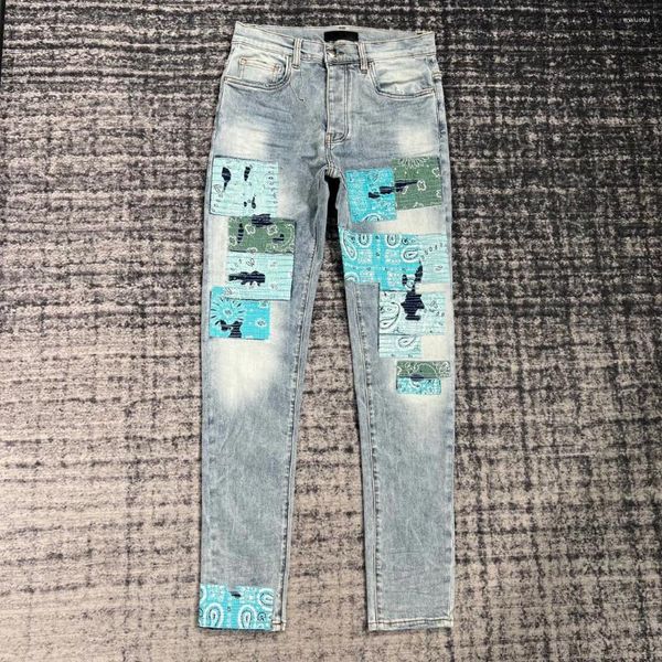 Jeans da uomo blu lavato con toppe slim da uomo anziano che distruggono l'uomo